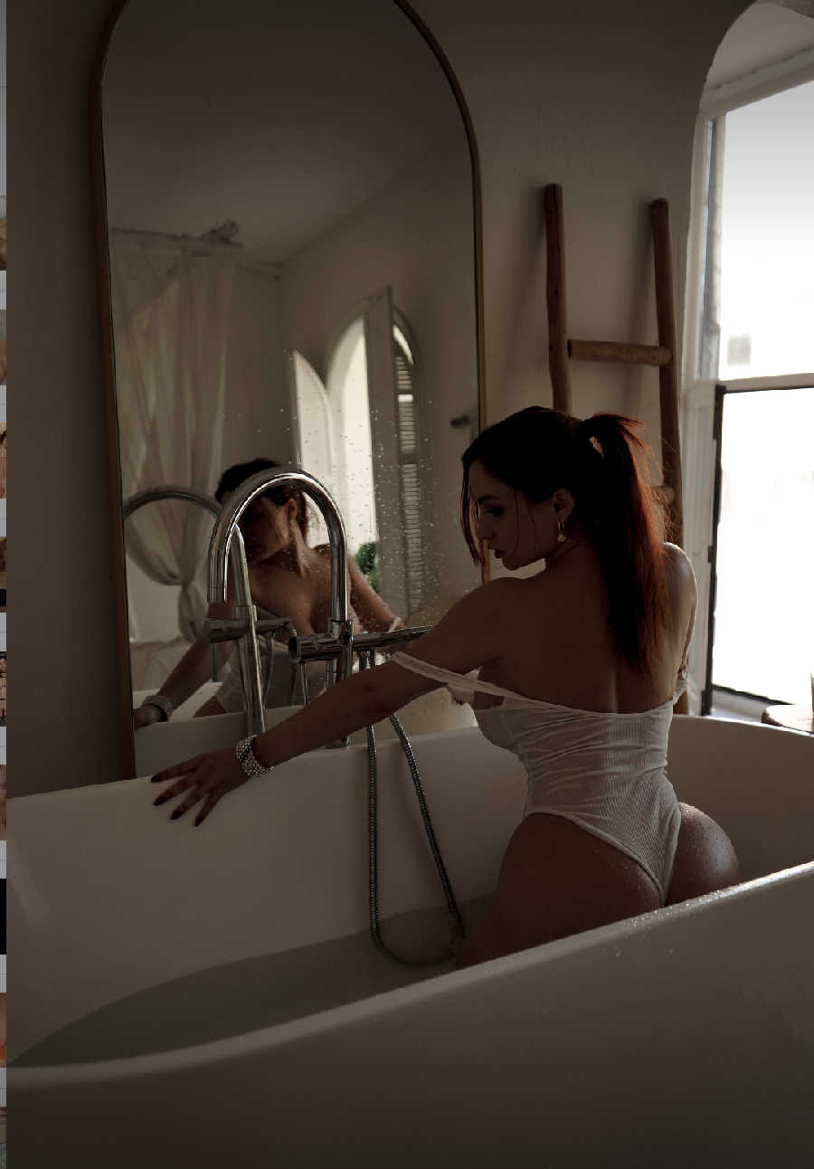 A playful frame from Miranda Faith nude — online in Lahore