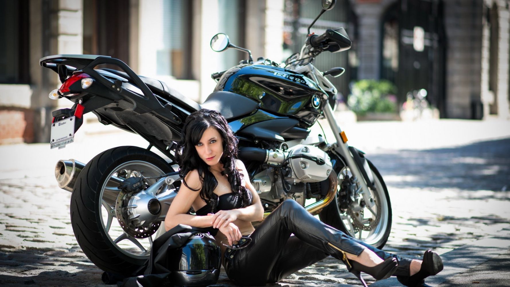 Fresh photos, fresh mood — European women on bikes online in Lahore