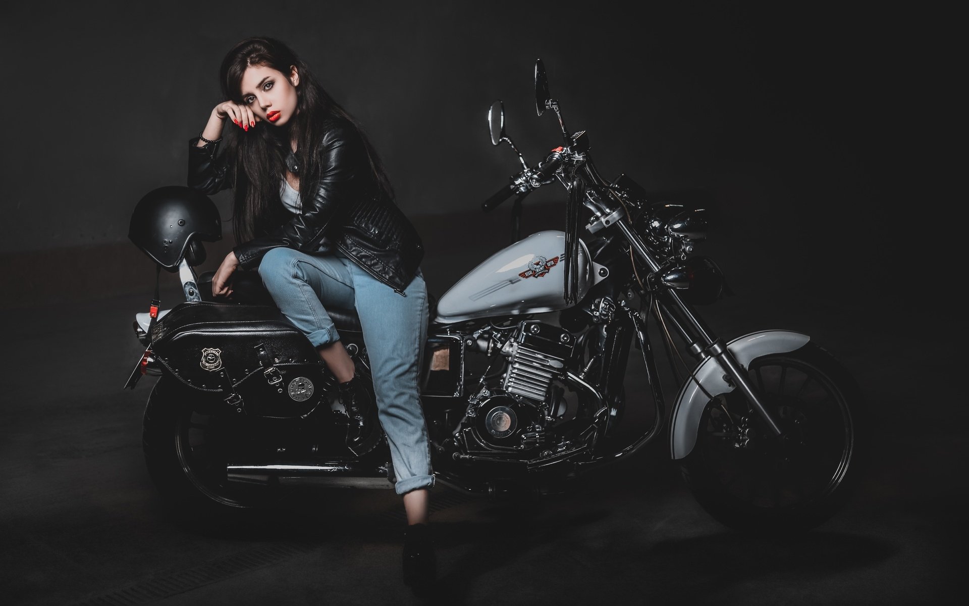 Biker girls: style and drive brings the glow — live moments in Lahore