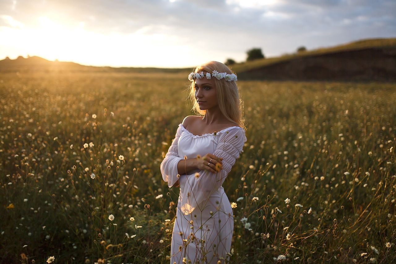 Girls in Slavic costumes in Lahore